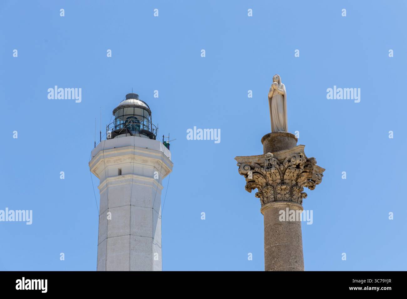 Santa Maria di Leuca in Italien. 23.06.2025, EU, ITA, Italien, Apulien, Basilikata, Santa Maria di Leuca: hier befindet sich Punta Ristola, der südlichste Punkt Italiens. Hier kreuzen sich der Golf von tarent und die Straße von Otranto. Der Leuchtturm von Santa Maria di Leuca und die Statue von Santa Maria di Leuca. EU, ITA, Italien, Apulien, Basilicata, Santa Maria di Leuca: Punta Ristola, der südlichste Punkt Italiens, befindet sich hier. Dies ist der Grenzübergang zwischen dem Golf von Tarent und der Straße von Otranto. Der Leuchtturm von Santa Maria di Leuca und die Statue von Santa Maria di Leuca. Stockfoto