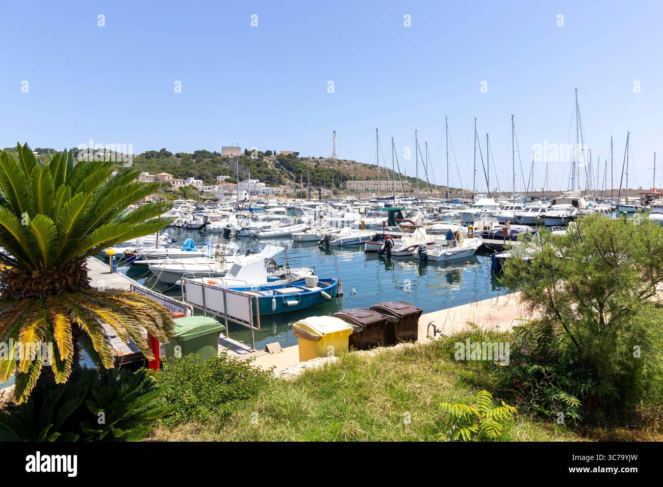 Santa Maria di Leuca in Italien. 23.06.2025, EU, ITA, Italien, Apulien, Basilikata, Santa Maria di Leuca: hier liegt die Punta Ristola, der südlichste Punkt Italiens. Hier erfolgt der Übergang zwischen dem Golf von tarent und der Straße von Otranto. EU, ITA, Italien, Apulien, Basilicata, Santa Maria di Leuca: hier liegt Punta Ristola, der südlichste Punkt Italiens. Dies ist der Grenzübergang zwischen dem Golf von Tarent und der Straße von Otranto. Stockfoto