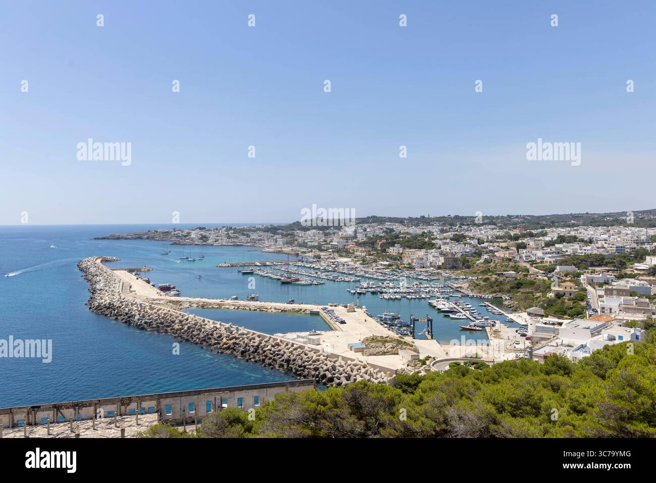 Santa Maria di Leuca in Italien. 23.06.2025, EU, ITA, Italien, Apulien, Basilikata, Santa Maria di Leuca: hier liegt die Punta Ristola, der südlichste Punkt Italiens. Hier erfolgt der Übergang zwischen dem Golf von tarent und der Straße von Otranto. EU, ITA, Italien, Apulien, Basilicata, Santa Maria di Leuca: hier liegt Punta Ristola, der südlichste Punkt Italiens. Dies ist der Grenzübergang zwischen dem Golf von Tarent und der Straße von Otranto. Stockfoto