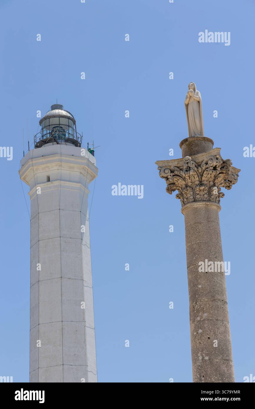 Santa Maria di Leuca in Italien. 23.06.2025, EU, ITA, Italien, Apulien, Basilikata, Santa Maria di Leuca: hier befindet sich Punta Ristola, der südlichste Punkt Italiens. Hier kreuzen sich der Golf von tarent und die Straße von Otranto. Der Leuchtturm von Santa Maria di Leuca und die Statue von Santa Maria di Leuca. EU, ITA, Italien, Apulien, Basilicata, Santa Maria di Leuca: Punta Ristola, der südlichste Punkt Italiens, befindet sich hier. Dies ist der Grenzübergang zwischen dem Golf von Tarent und der Straße von Otranto. Der Leuchtturm von Santa Maria di Leuca und die Statue von Santa Maria di Leuca. Stockfoto