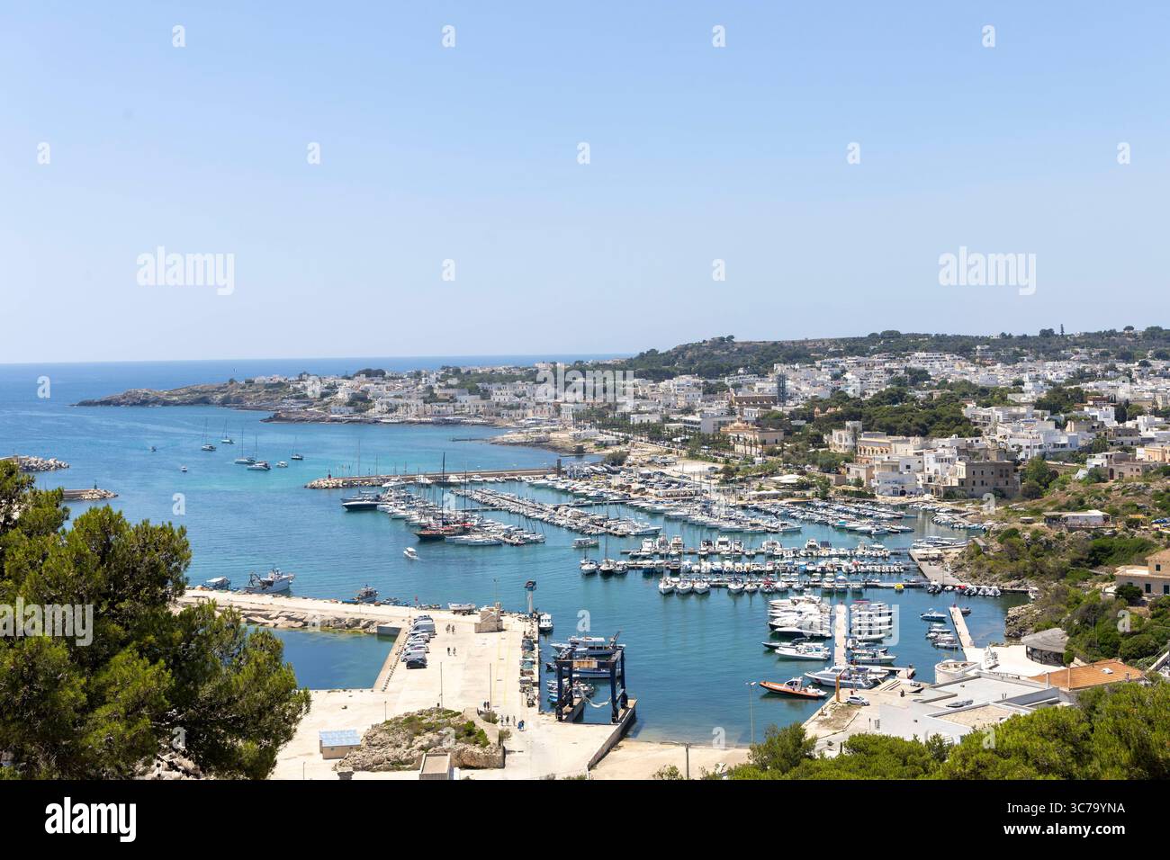Santa Maria di Leuca in Italien. 23.06.2025, EU, ITA, Italien, Apulien, Basilikata, Santa Maria di Leuca: hier liegt die Punta Ristola, der südlichste Punkt Italiens. Hier erfolgt der Übergang zwischen dem Golf von tarent und der Straße von Otranto. EU, ITA, Italien, Apulien, Basilicata, Santa Maria di Leuca: hier liegt Punta Ristola, der südlichste Punkt Italiens. Dies ist der Grenzübergang zwischen dem Golf von Tarent und der Straße von Otranto. Stockfoto
