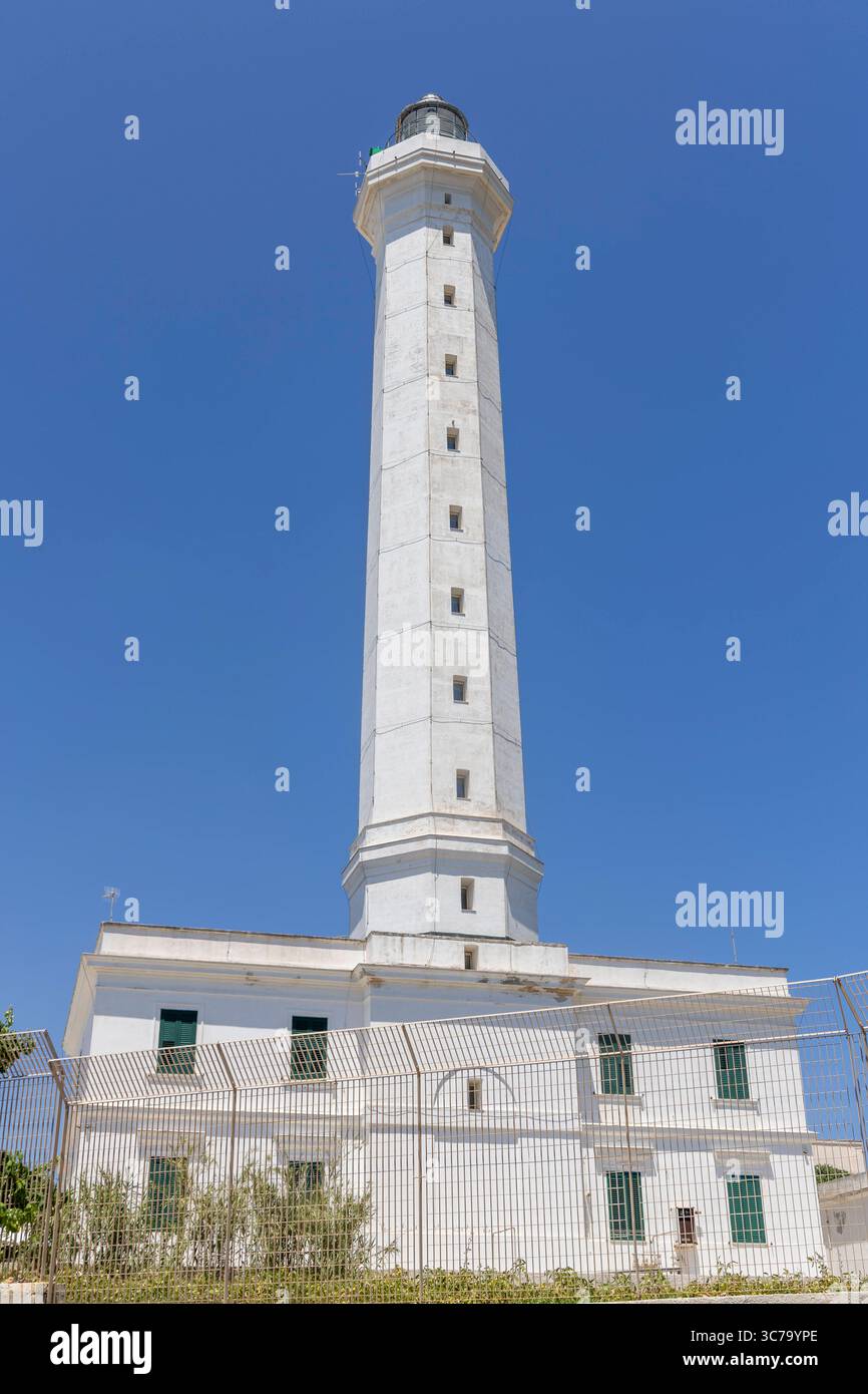 Santa Maria di Leuca in Italien. 23.06.2025, EU, ITA, Italien, Apulien, Basilikata, Santa Maria di Leuca: hier befindet sich Punta Ristola, der südlichste Punkt Italiens. Hier kreuzen sich der Golf von tarent und die Straße von Otranto. Der Leuchtturm von Santa Maria di Leuca. EU, ITA, Italien, Apulien, Basilicata, Santa Maria di Leuca: Punta Ristola, der südlichste Punkt Italiens, befindet sich hier. Dies ist der Grenzübergang zwischen dem Golf von Tarent und der Straße von Otranto. Der Leuchtturm von Santa Maria di Leuca. Stockfoto