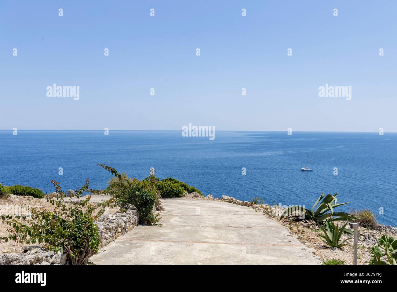 Santa Maria di Leuca in Italien. 23.06.2025, EU, ITA, Italien, Apulien, Basilikata, Santa Maria di Leuca: hier befindet sich Punta Ristola, der südlichste Punkt Italiens. Hier kreuzen sich der Golf von tarent und die Straße von Otranto. EU, ITA, Italien, Apulien, Basilicata, Santa Maria di Leuca: Punta Ristola, der südlichste Punkt Italiens, befindet sich hier. Dies ist der Grenzübergang zwischen dem Golf von Tarent und der Straße von Otranto. Stockfoto