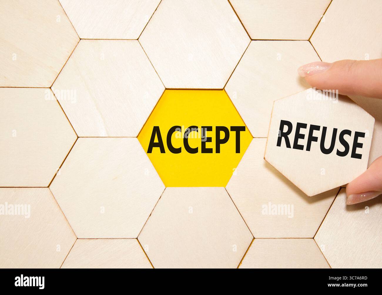 Symbol „Akzeptieren“ oder „Ablehnen“. Konzeptwort Akzeptieren oder Ablehnen auf Holzkamm-Puzzle. Geschäftsmann Hand. Schöner gelber Hintergrund. Und akzeptieren oder Re Stockfoto