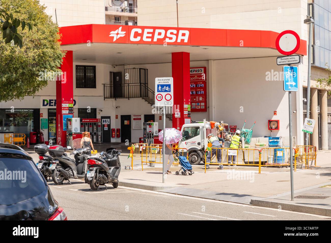 CEPSA-Tankstelle in der Nähe des Arc de Triomf, Barcelona, Katalonien, Spanien, Europa. Stockfoto