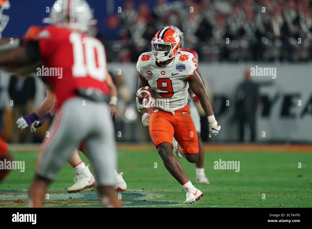 (DATEIFOTOS)..ehemaliger Clemson Tigers Running Back (9) Travis Etienne Jr. wird voraussichtlich in die 1. Runde des NFL Draft gehen, hier ist er am 28. Dezember 2019 gegen die Ohio State Buckeyes abgebildet, der NFL Draft findet am 29. April 2021 in Cleveland, Ohio statt...(obligatorische Gutschrift: Jose / MarinMedia.org / Cal Sport Media) (absoluter vollständiger Fotograf und Credits erforderlich)(Bild: &Copy; Jose/CSM/Marinmedia.Org via CUMA Wire) Stockfoto