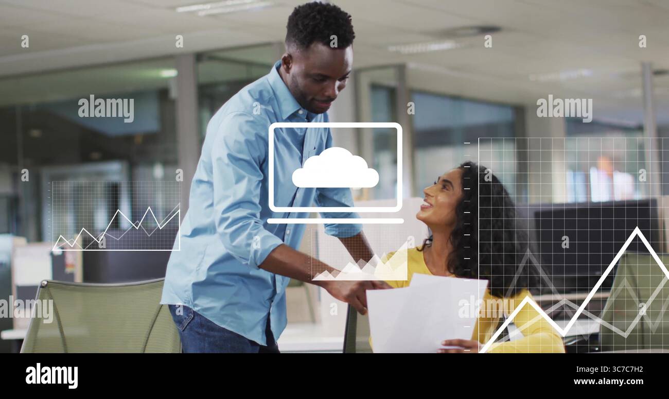 Kollegen in blauem Hemd, gelber Spitze, diskutieren Cloud-Daten im Büro mit Dokumenten und Overlays Stockfoto