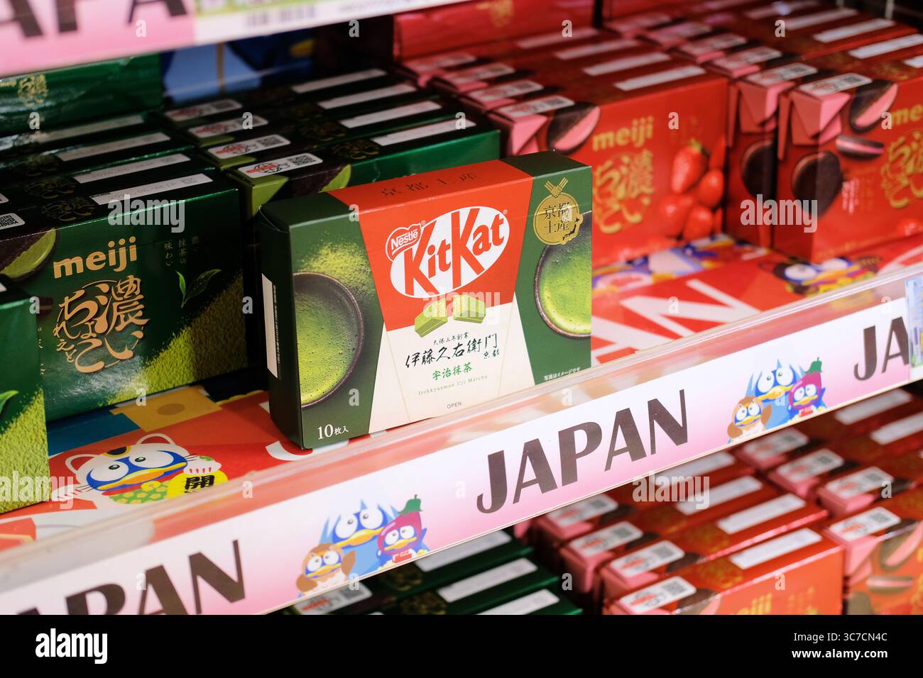 Einzelhandelsgeschäft Uji Matcha Flavored Kit Kat Bar; grüner Tee aromatisierte Schokolade; Tokio, Japan; Japanese Kit Kats. Stockfoto