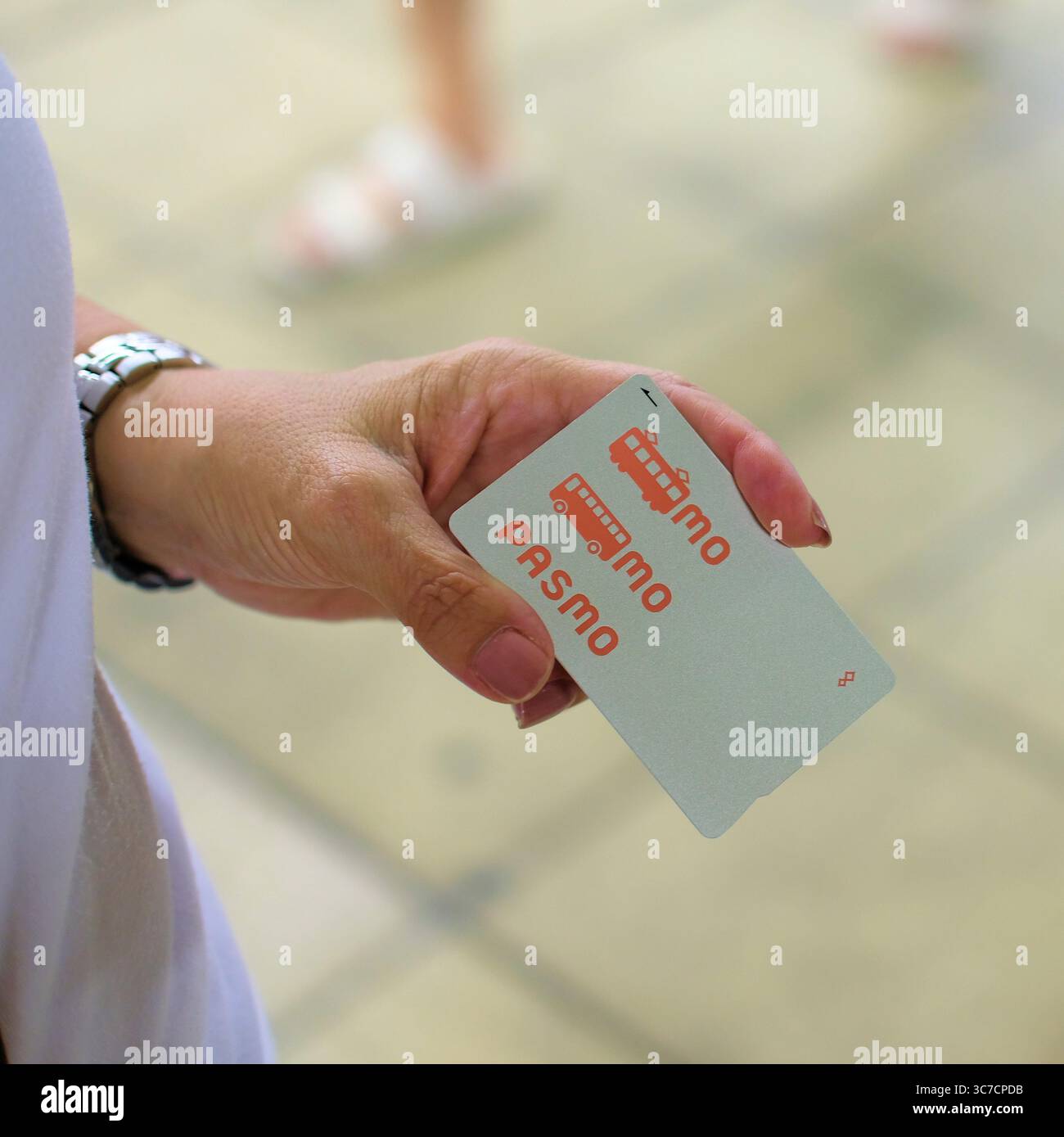 Eine Frauenhand mit Pasmo-Karte; aufladbare, kontaktlose Smartcard für öffentliche Verkehrsmittel und Einkaufsmöglichkeiten in Tokio, Japan; Tokio Metro. Stockfoto