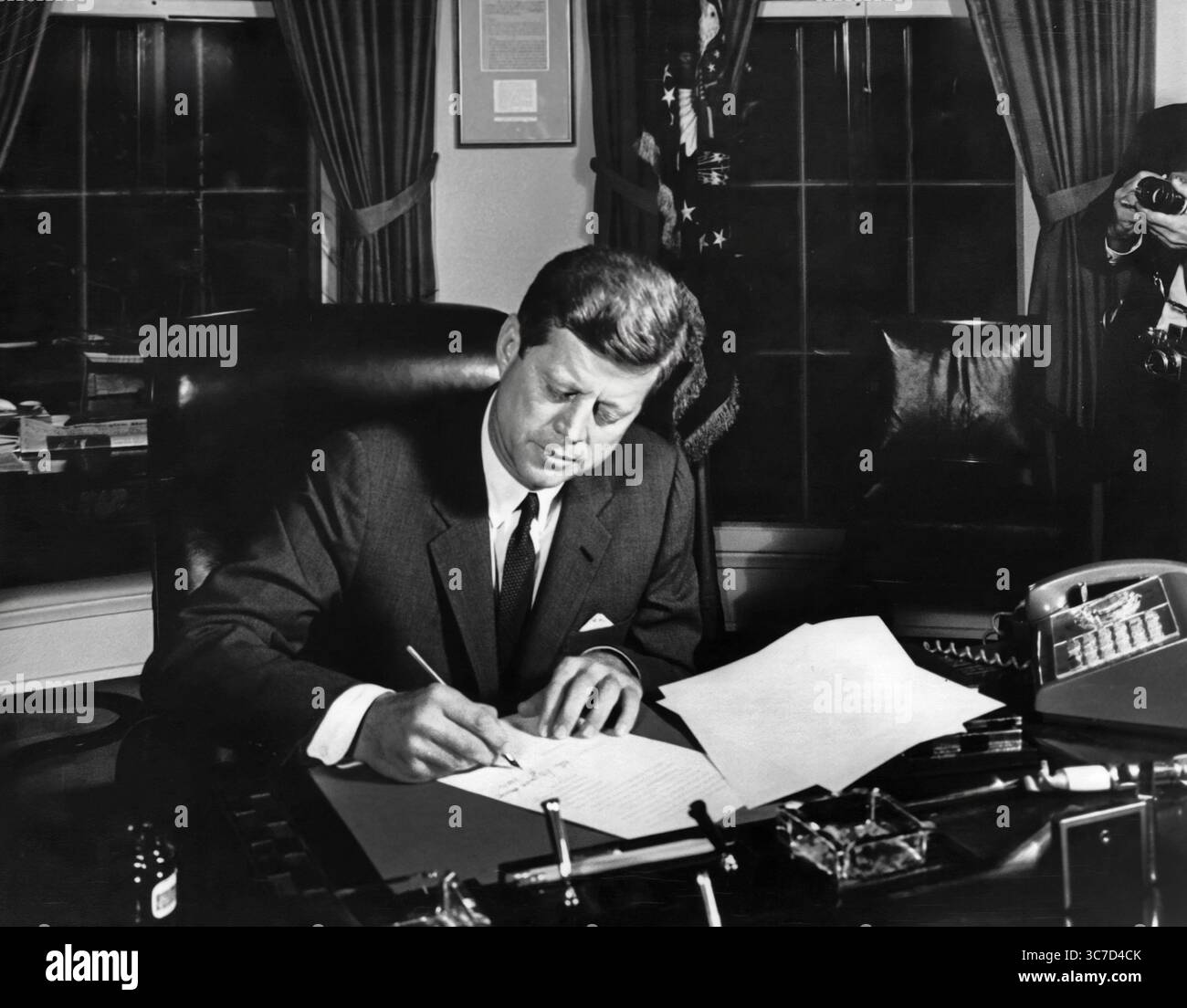 US-Präsident John F. Kennedy unterzeichnet das Verbot der Lieferung von Offensive Waffen an Kuba während der Kubanischen Raketenkrise, Oval Office, Weißes Haus, Washington, D.C. USA, Cecil W. Stoughton, Fotos des Weißen Hauses, 23. Oktober 1962 Stockfoto