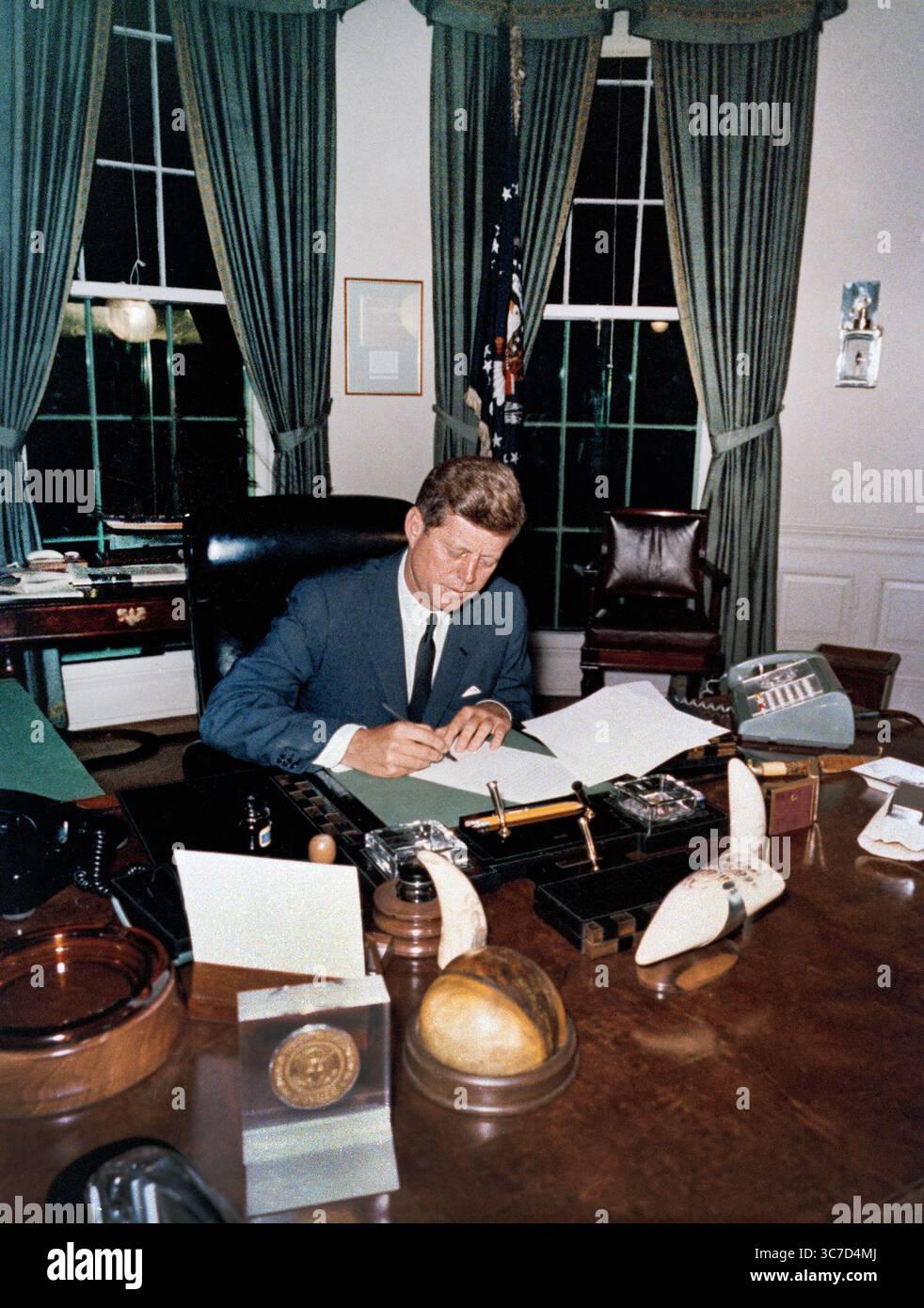US-Präsident John F. Kennedy unterzeichnet das Verbot der Lieferung von Offensive Waffen an Kuba während der Kubanischen Raketenkrise, Oval Office, Weißes Haus, Washington, D.C. USA, Cecil W. Stoughton, Fotos des Weißen Hauses, 23. Oktober 1962 Stockfoto