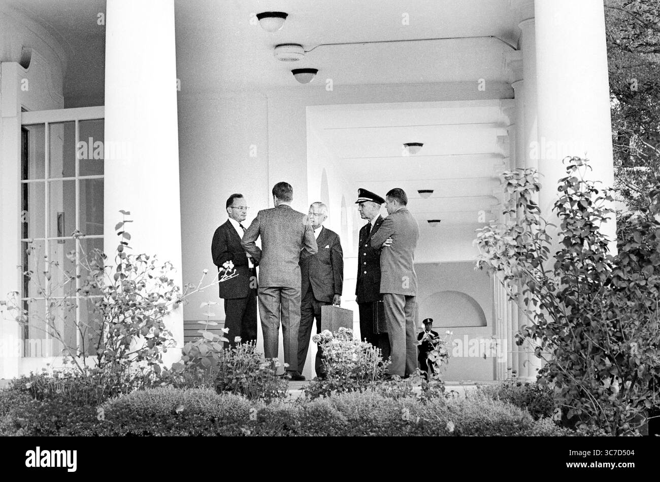 US-Präsident John F. Kennedy (Rückansicht) im Gespräch mit (L-R) Sonderassistent des Präsidenten für nationale Sicherheit McGeorge Bundy, stellvertretender Verteidigungsminister für internationale Sicherheitsangelegenheiten Paul Nitze, Vorsitzender der gemeinsamen Stabschefs General Maxwell D. Taylor, und Verteidigungsminister Robert S. McNamara in der Westflügel-Kolonnade vor dem Oval Office während eines Treffens mit dem Exekutivkomitee des Nationalen Sicherheitsrates an diesem Tag bezüglich der Krise in Kuba, Weißen Haus, Washington, D.C., USA Cecil W. Stoughton, Fotos des Weißen Hauses, 29. Oktober 1962 Stockfoto