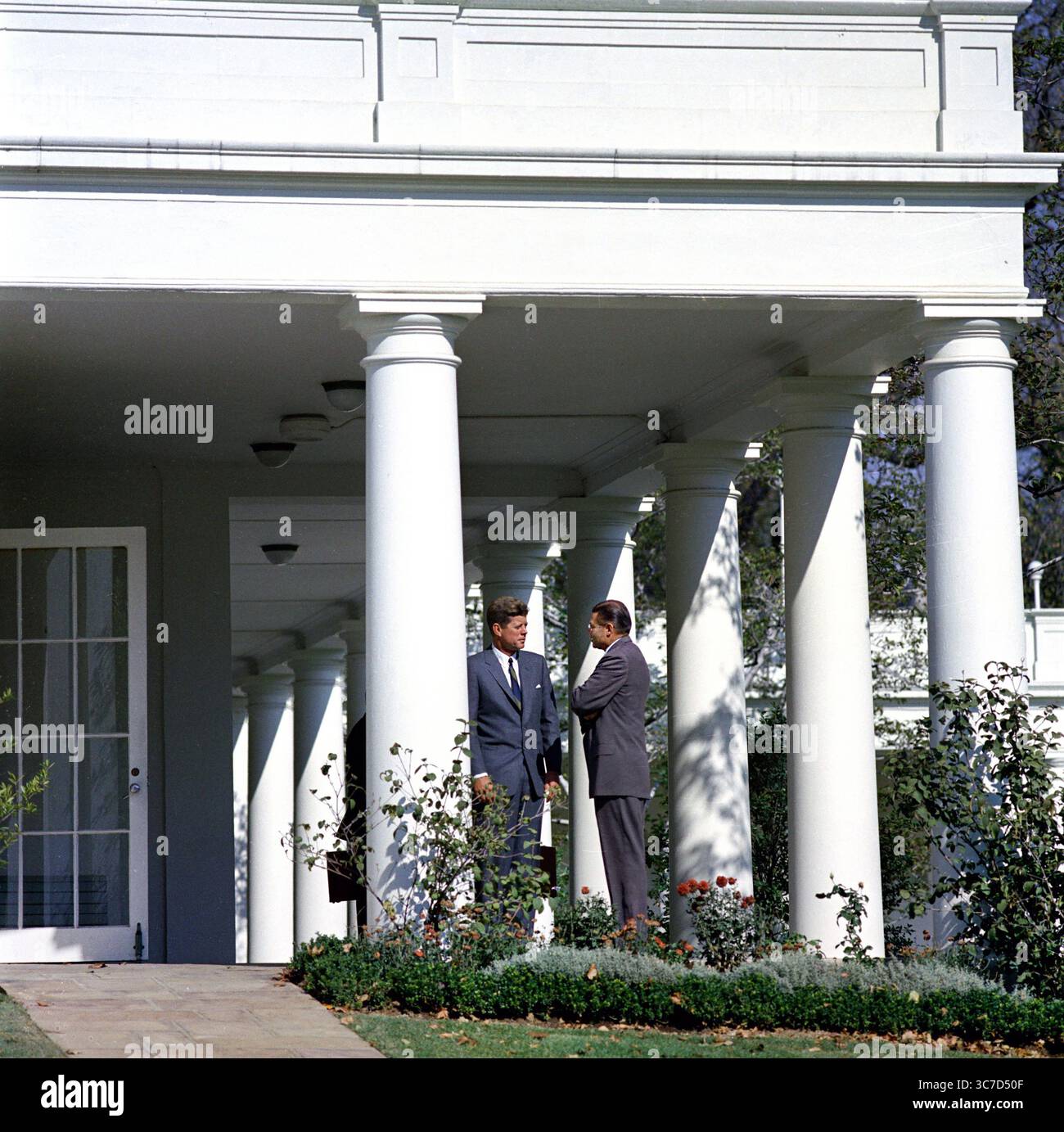 US-Präsident John F. Kennedy sprach mit US-Verteidigungsminister Robert S. McNamara (rechts) in der Westflügel-Kolonnade vor dem Oval Office während eines Treffens mit dem Exekutivkomitee des Nationalen Sicherheitsrats an diesem Tag über die Krise in Kuba, Weißes Haus, Washington, D.C., USA, Cecil W. Stoughton, Fotos des Weißen Hauses, 29. Oktober 1962 Stockfoto