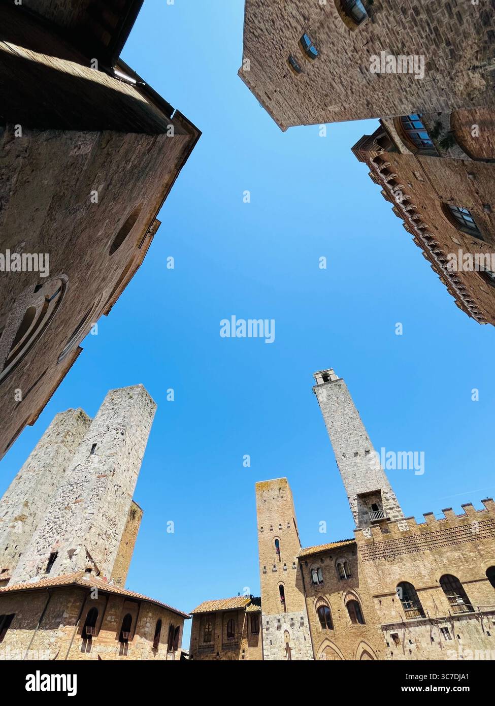 Mittelalterliches Dorf San Gimignano mit hohen Türmen aus Stein und Ziegeln in der Toskana, Italien. Stockfoto