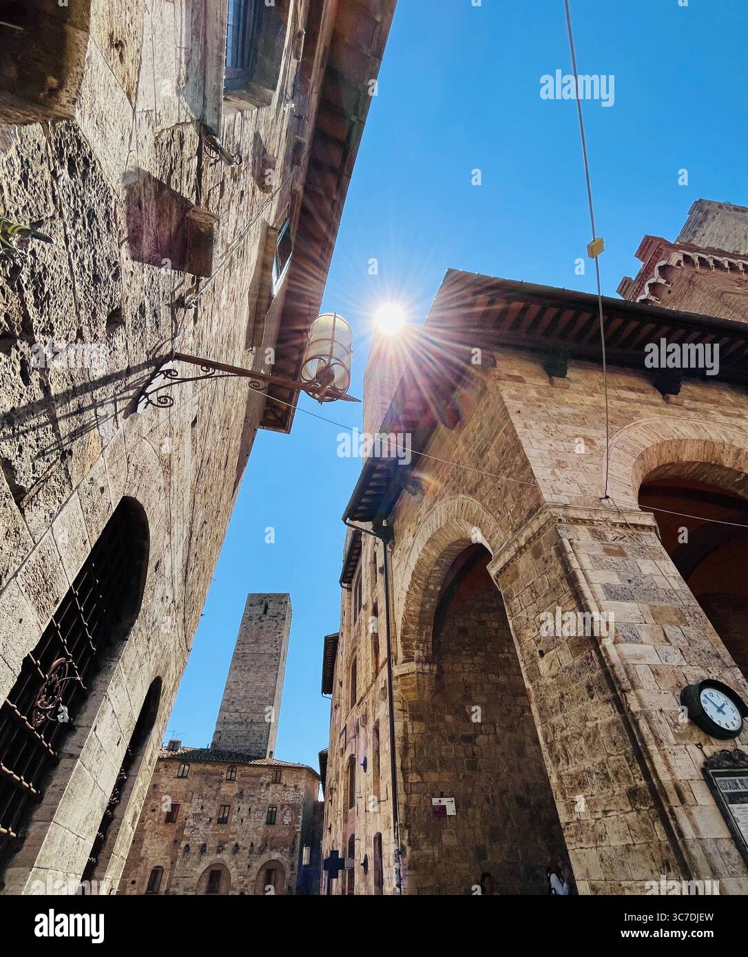 Mittelalterliches Dorf San Gimignano mit hohen Türmen aus Stein und Ziegeln in der Toskana, Italien. Stockfoto