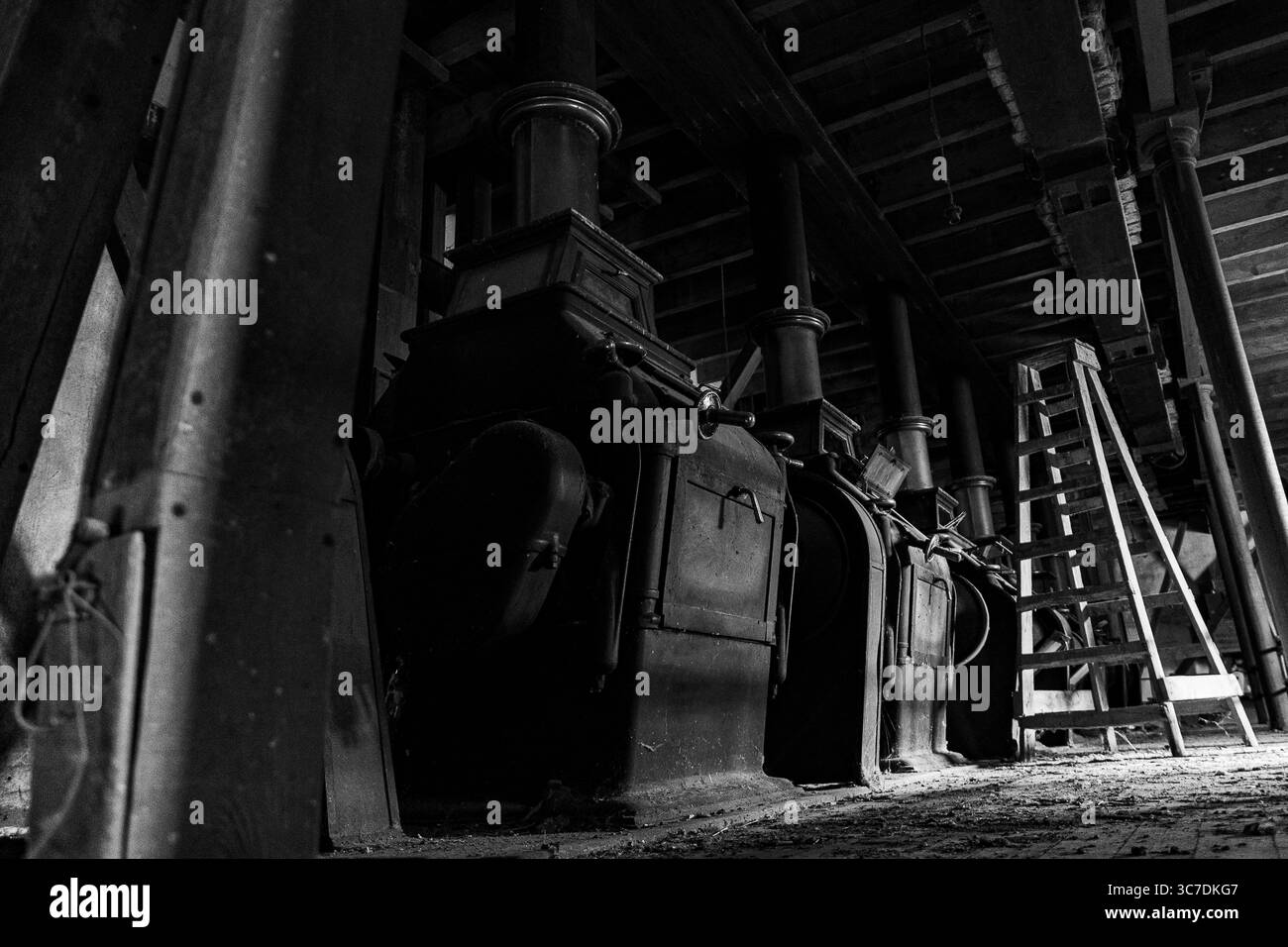 Industrieöfen in einer verlassenen Werkstatt mit historischen Produktionsanlagen Stockfoto