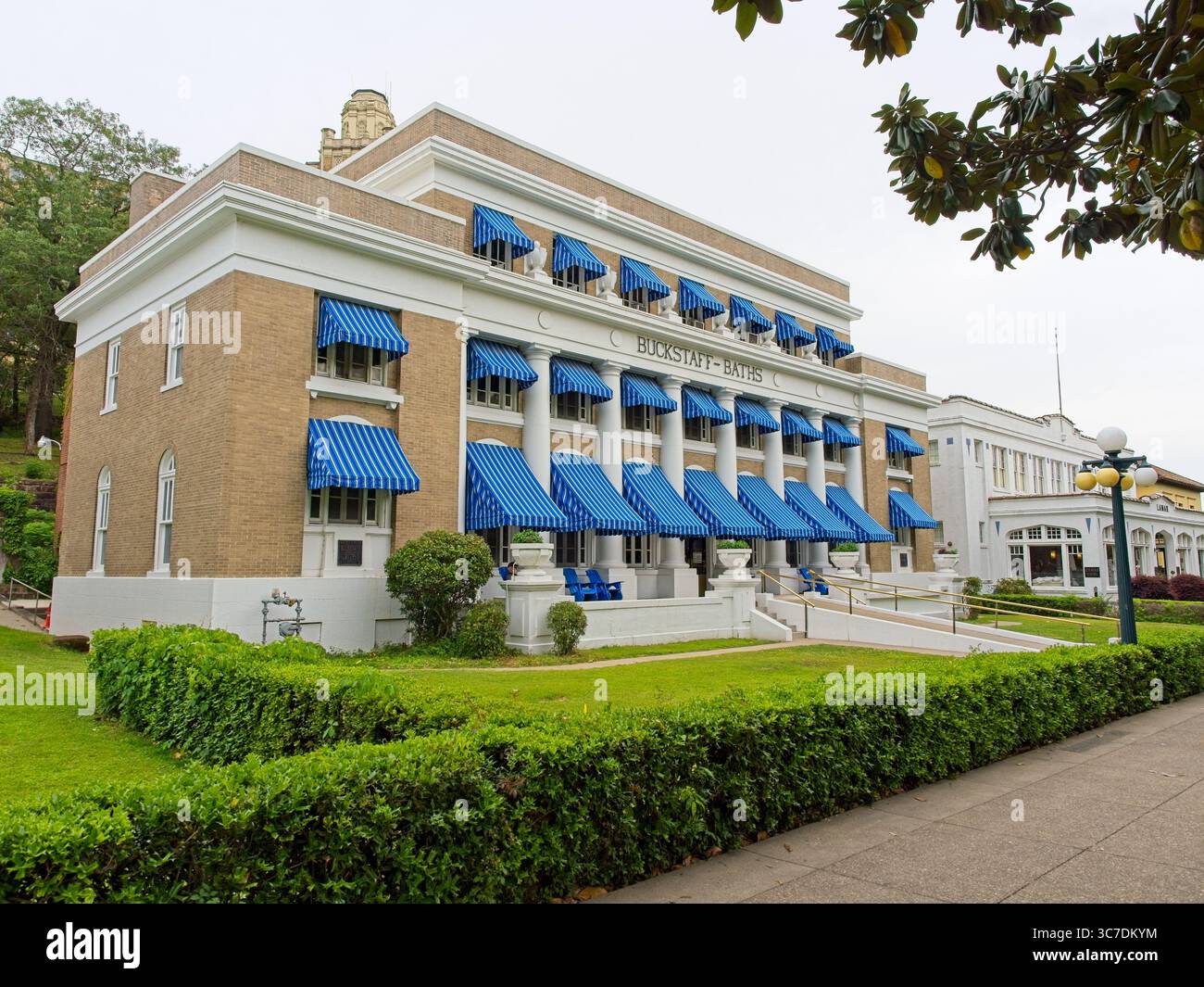 1912 Buckstaff Bathhouse entlang der Bathhouse Row in Hot Springs Arkansas – Mai 2025 Stockfoto