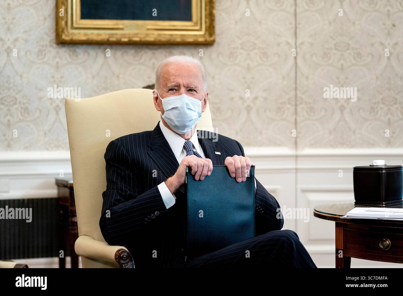 3. Februar 2021, Washington, District of Columbia, USA: Präsident Joe Biden trägt eine Schutzmaske während eines Treffens mit demokratischen Senatoren, um den amerikanischen Rettungsplan im Oval Office des Weißen Hauses in Washington zu besprechen. (Bild: © Stefani Reynolds/CNP via ZUMA Wire) Stockfoto