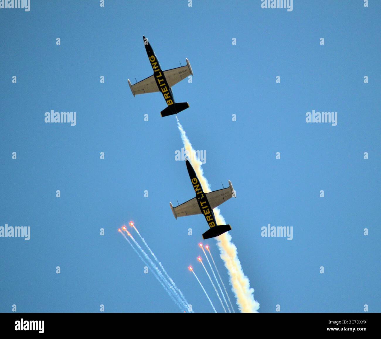 Zwei L-39 Albatros-Jets vom Breitling Jet Team, die auf der Rhode Island Air Show in den USA Rauch und Flares abwerfen Stockfoto