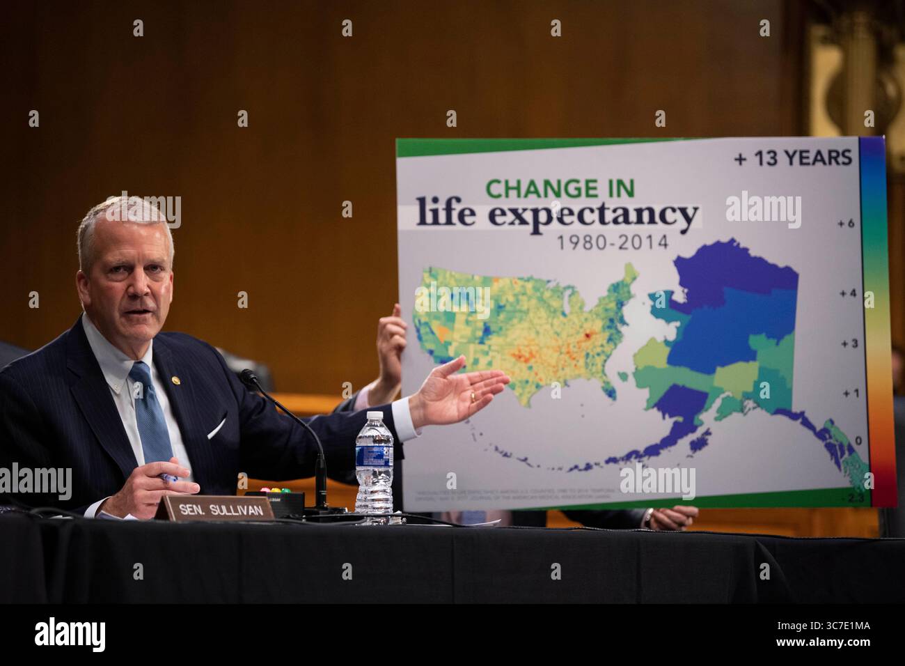 Februar 2021, Washington, District of Columbia, USA: USA - 3. Februar: US-Senator Dan Sullivan (Republikaner von Alaska), Gesten für ein Poster über Veränderungen der Lebenserwartung in den USA während einer Nominierungsanhörung des Ausschusses für Umwelt und öffentliche Arbeiten im Senat für Michael Stanley Regan als Administrator der Umweltschutzbehörde in Washington am Mittwoch, 3. Februar 2021 (Credit Image: © Caroline Brehman - Pool via CNP/CNP via ZUMA Wire) Stockfoto