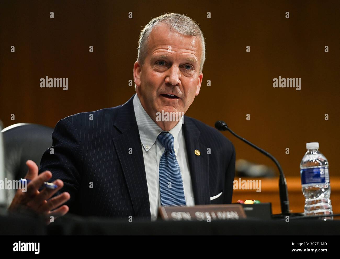 Februar 2021, Washington, District of Columbia, USA: US-Senator Dan Sullivan (Republikaner von Alaska) spricht während einer Anhörung des Ausschusses für Umwelt und öffentliche Arbeiten im Senat über Michael Regans Ernennung zum Administrator der Umweltschutzbehörde (EPA) am Capitol Hill in Washington, USA, 3. Februar 2021 (Credit Image: © Brandon Bell - Pool via CNP/CNP via ZUMA Wire) Stockfoto
