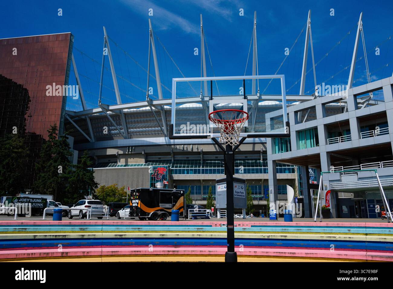 Ein Basketballnetz auf der Plaza of Nations mit BC Place Stadium dahinter, Vancouver, BC. Die Glaswand des Parq Casino befindet sich links. Stockfoto