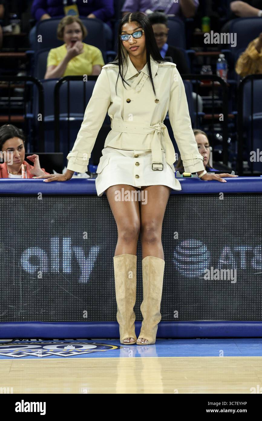 Chicago, USA. August 2025. Chicago, USA, 1. August 2025: Angel Reese (5 Chicago Sky) steht vor dem Spiel zwischen den Chicago Sky und den Golden State Walküren am Freitag, 1. August 2025 in der Wintrust Arena, Chicago, USA. (KEINE KOMMERZIELLE NUTZUNG) (Shaina Benhiyoun/SPP) Guthaben: SPP Sport Pressefoto. /Alamy Live News Stockfoto