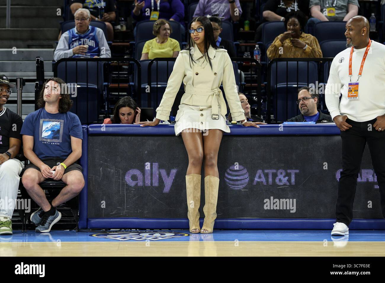 Chicago, USA. August 2025. Chicago, USA, 1. August 2025: Angel Reese (5 Chicago Sky) steht vor dem Spiel zwischen den Chicago Sky und den Golden State Walküren am Freitag, 1. August 2025 in der Wintrust Arena, Chicago, USA. (KEINE KOMMERZIELLE NUTZUNG) (Shaina Benhiyoun/SPP) Guthaben: SPP Sport Pressefoto. /Alamy Live News Stockfoto