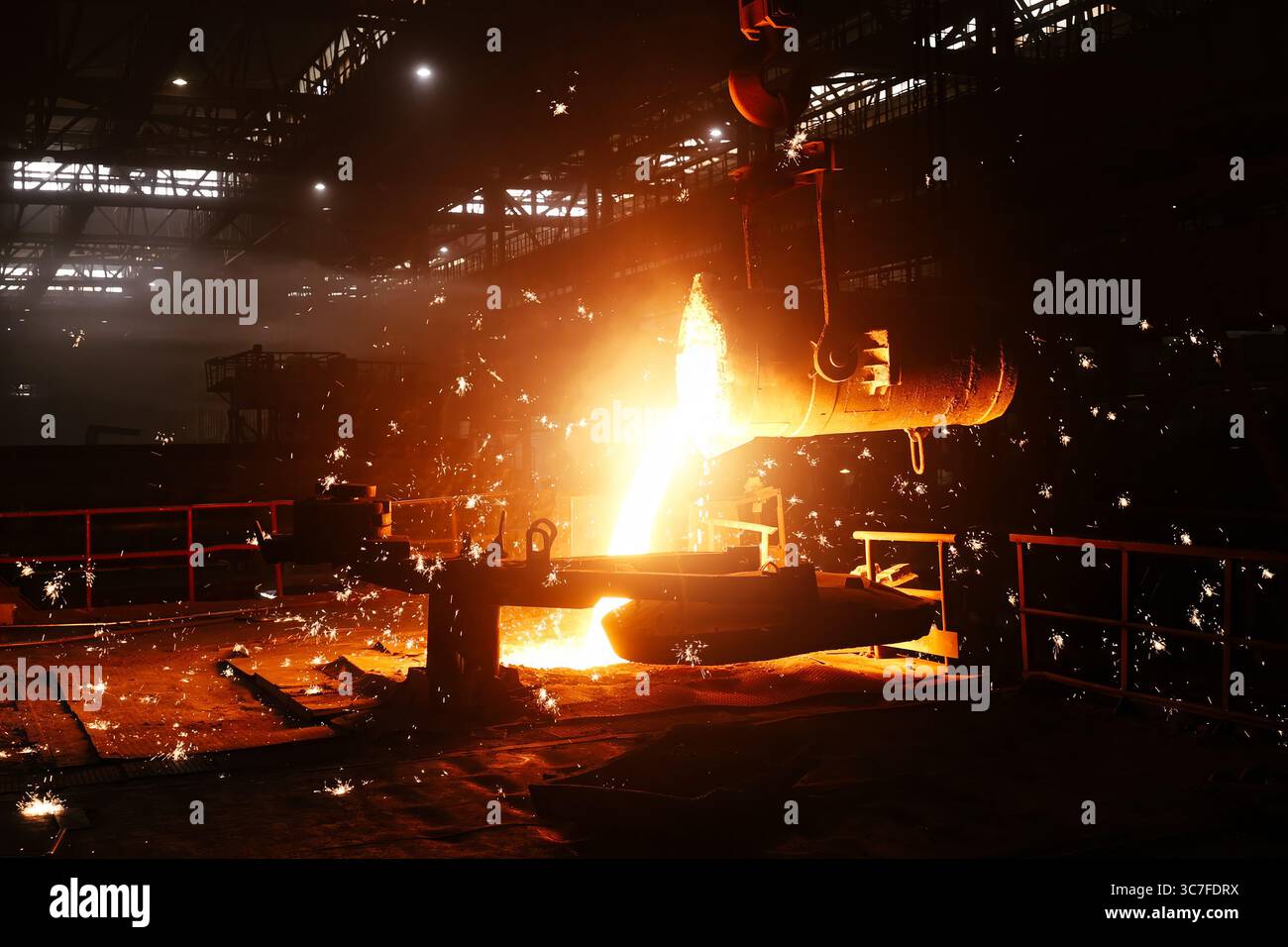 Metallgussverfahren in metallurgischen Anlagen, flüssiges heißes Metall in Formen gießen. Stockfoto