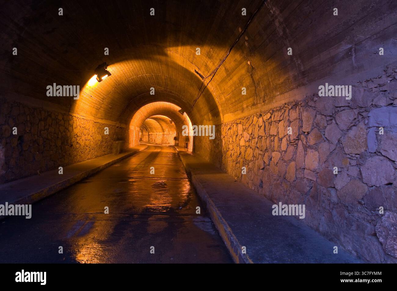 Nachtwanderung in den Gassen von Guanajuato. Mexiko Stockfoto