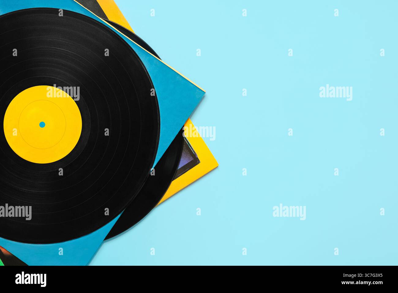 Draufsicht klassischer Schallplatten mit Platz für Text auf blauem Hintergrund. Retro-Musikkonzept Stockfoto