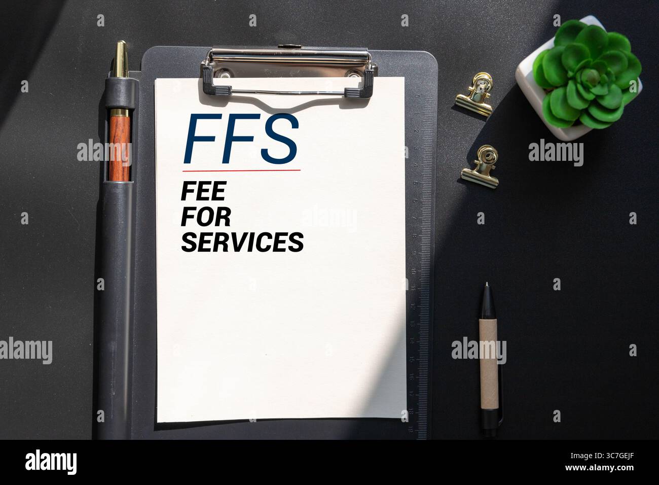 Das Wort FFS steht auf Holzwürfel. Geschäftskonzept, Gebühr für Dienstleistungen Stockfoto
