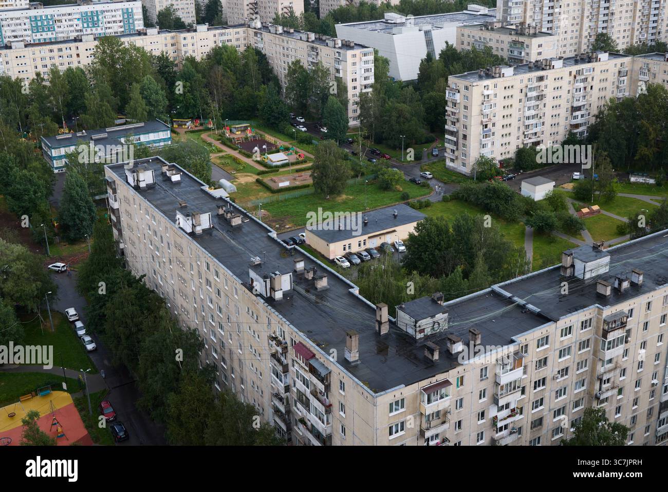 Dieser Blick aus der Vogelperspektive zeigt ein städtisches Gebiet, das reich an Grünflächen ist und Natur und Stadtleben miteinander in Einklang bringt Stockfoto