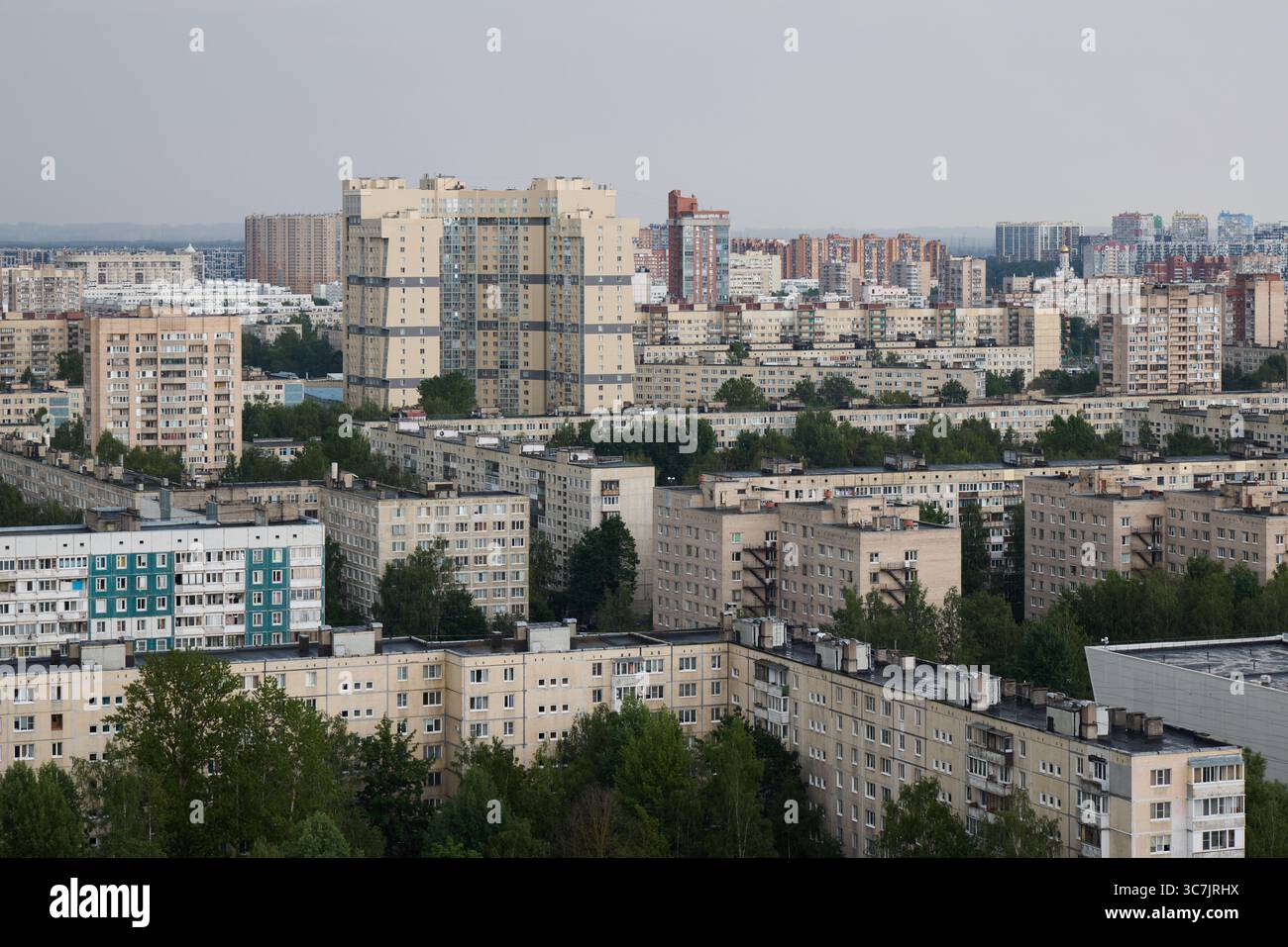 Eine Urbane Landschaft, Die Moderne Stadtarchitektur Neben Wohngebieten Zeigt Stockfoto