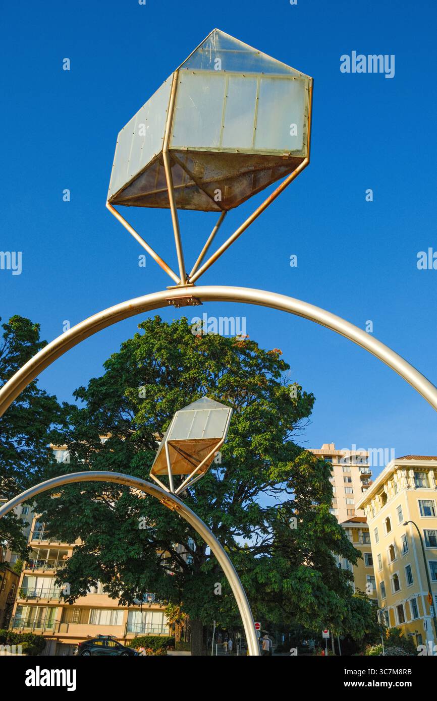 Die Verlobungsskulptur von English Bay in Vancouver des Künstlers Arnaldo Pomodoro. Stockfoto