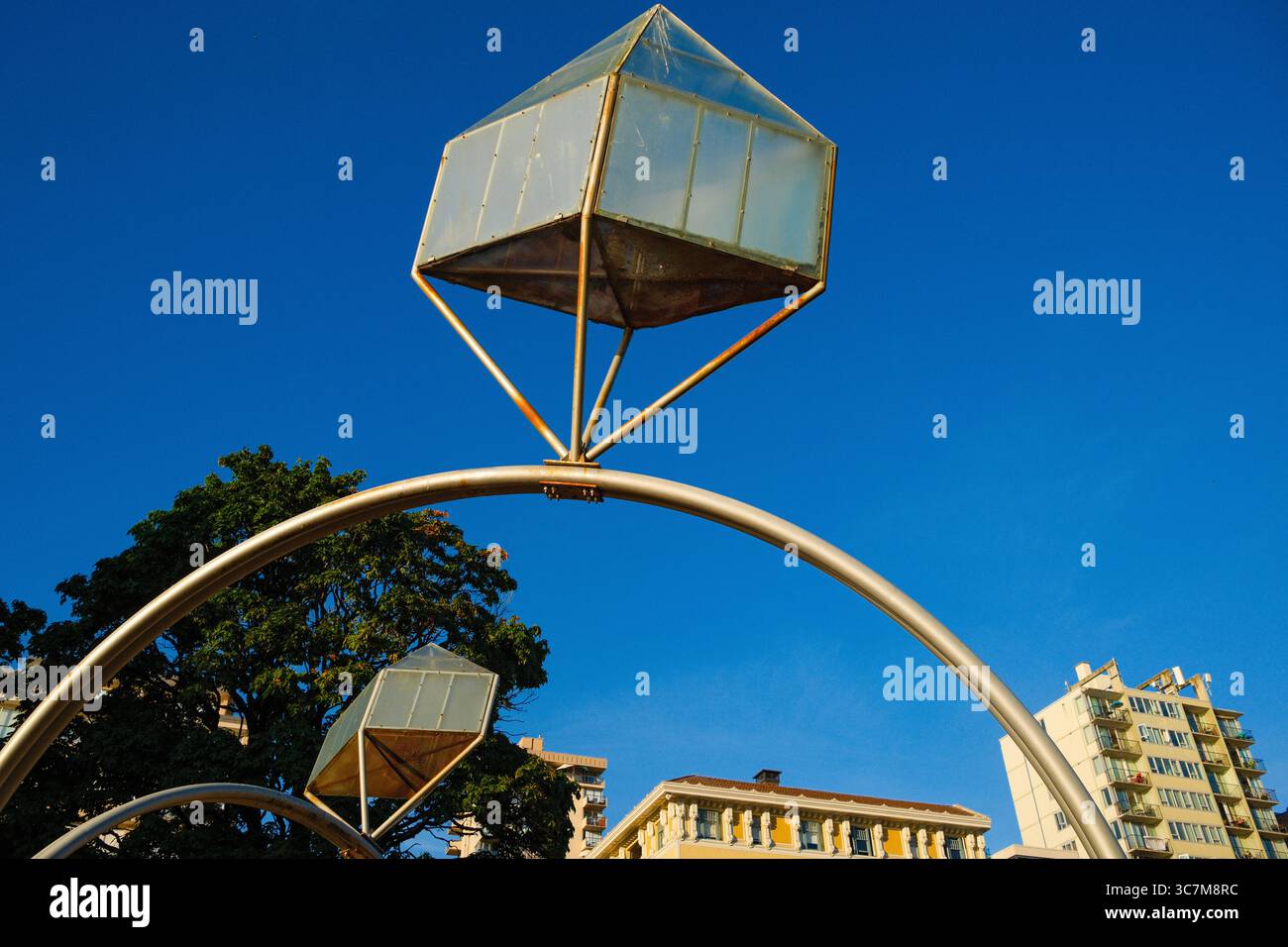 Die Verlobungsskulptur des Künstlers Arnaldo Pomodoro von English Bay in Vancouver, BC. Stockfoto