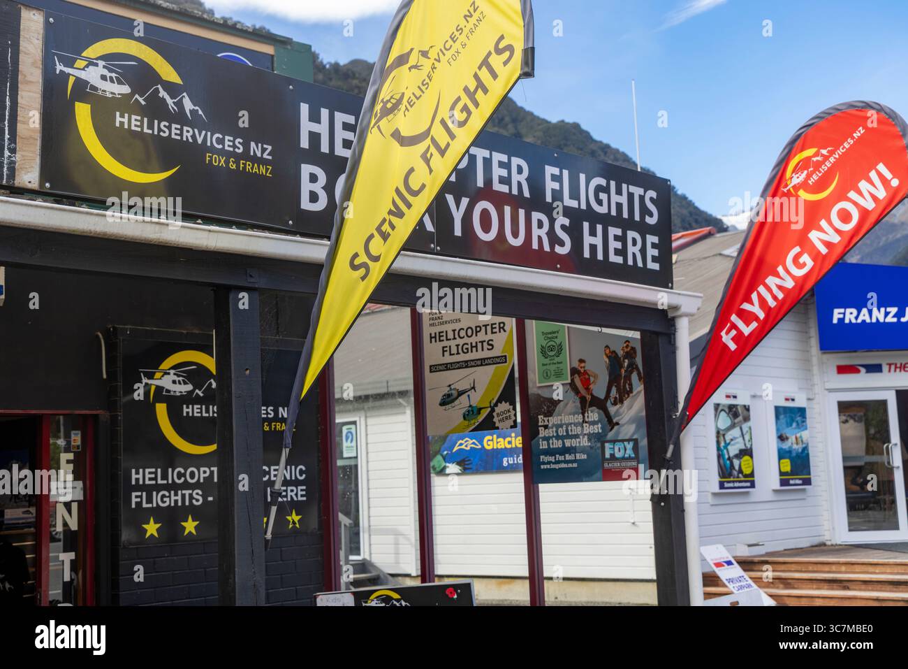 Franz Josef Glacier Township, Westküste Region, Neuseeland, Buchungsbüros in der Stadt für Ausflüge und Hubschrauberflüge über den Gletscher Stockfoto