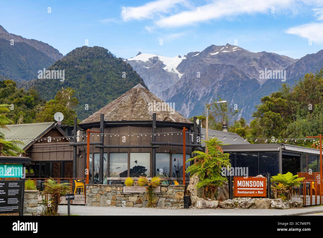 Franz Josef Glacier Township, Monsoon Bar und Restaurant in der Cron Street im Stadtzentrum, Westküste Region, Neuseeland Stockfoto
