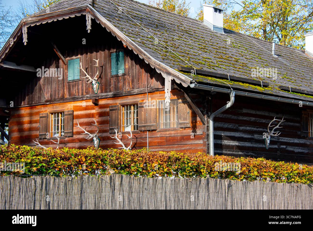 Rustikale Holzhütte in Bayern Stockfoto