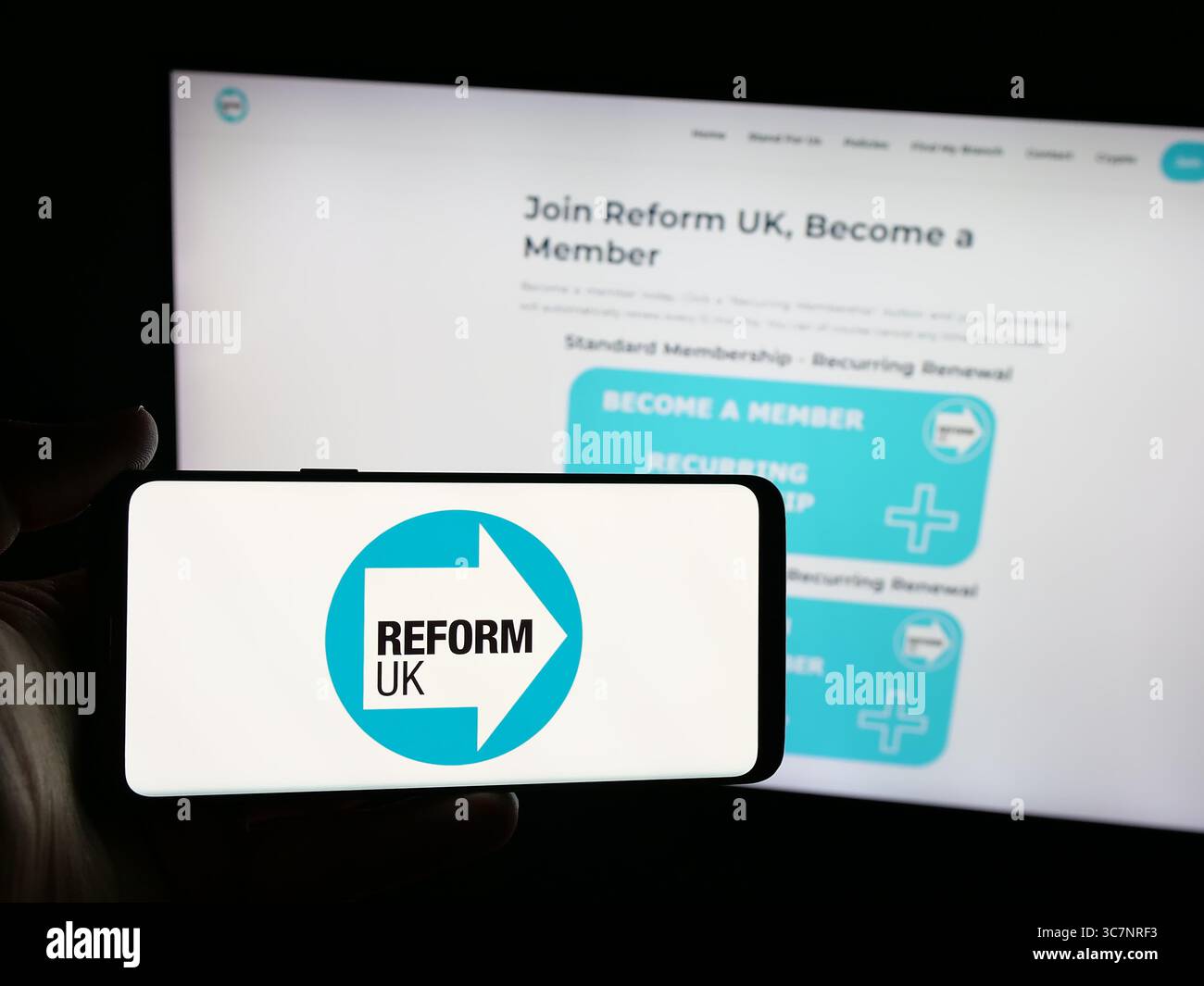 Stuttgart, Deutschland - 07.09.2025: Person, die ein Smartphone mit dem Logo der britischen Partei Reform UK auf dem Bildschirm vor der Website hält. Stockfoto