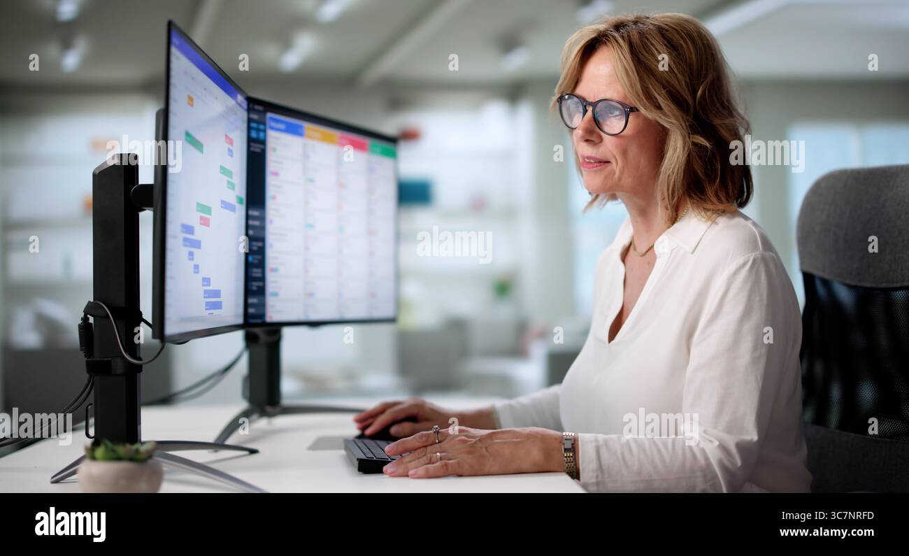 Effiziente Verwaltung Von Zeitplänen Mit Desktop-Software Für Office-Automatisierungsaufgaben. Stockfoto