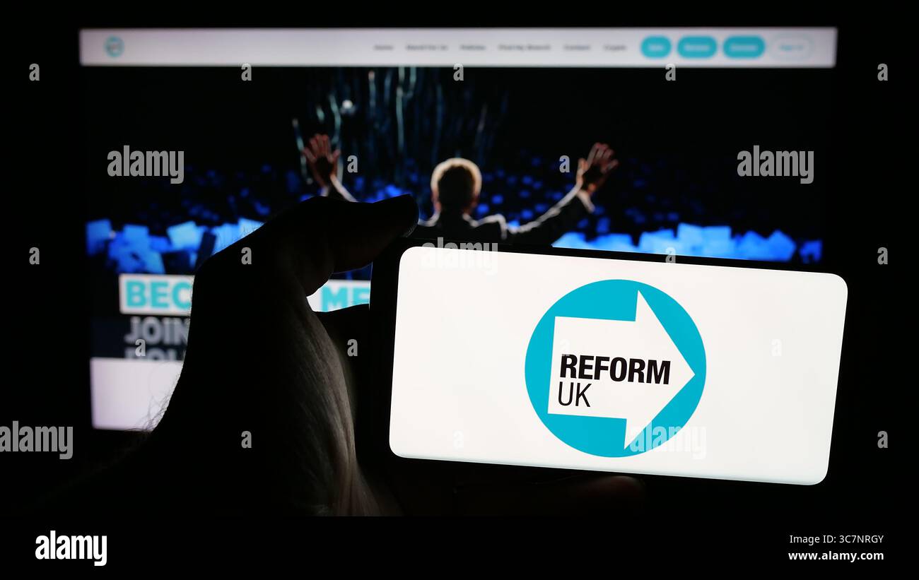 Stuttgart, Deutschland - 07.09.2025: Person, die ein Mobiltelefon mit dem Logo der britischen Partei Reform UK auf dem Bildschirm vor der Webseite hält. Stockfoto