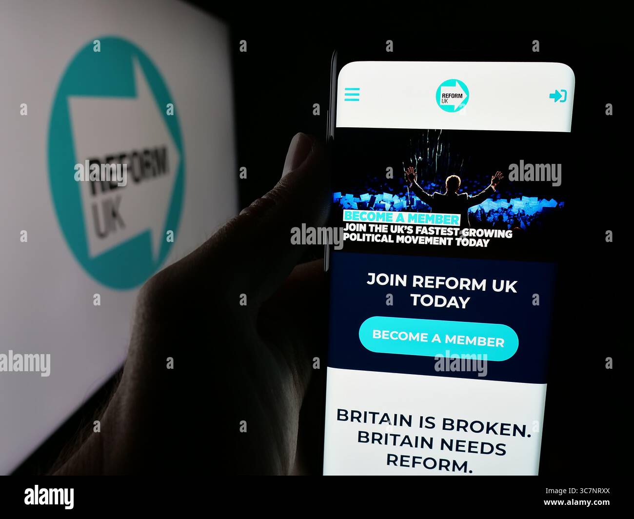 Stuttgart, Deutschland - 07.09.2025: Person, die ein Handy hält, mit Webseite der britischen Partei Reform UK vor dem Logo. Stockfoto