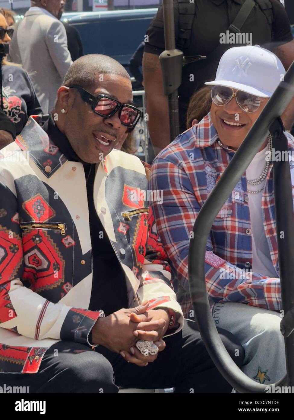 Los Angeles, USA. August 2025. Hollywood, Los Angeles, USA. August 2025. LL Cool J posiert mit Busta Rhymes bei der Hollywood Walk of Fame Star Zeremonie. Quelle: Sharon Graphics/Alamy Live News Stockfoto