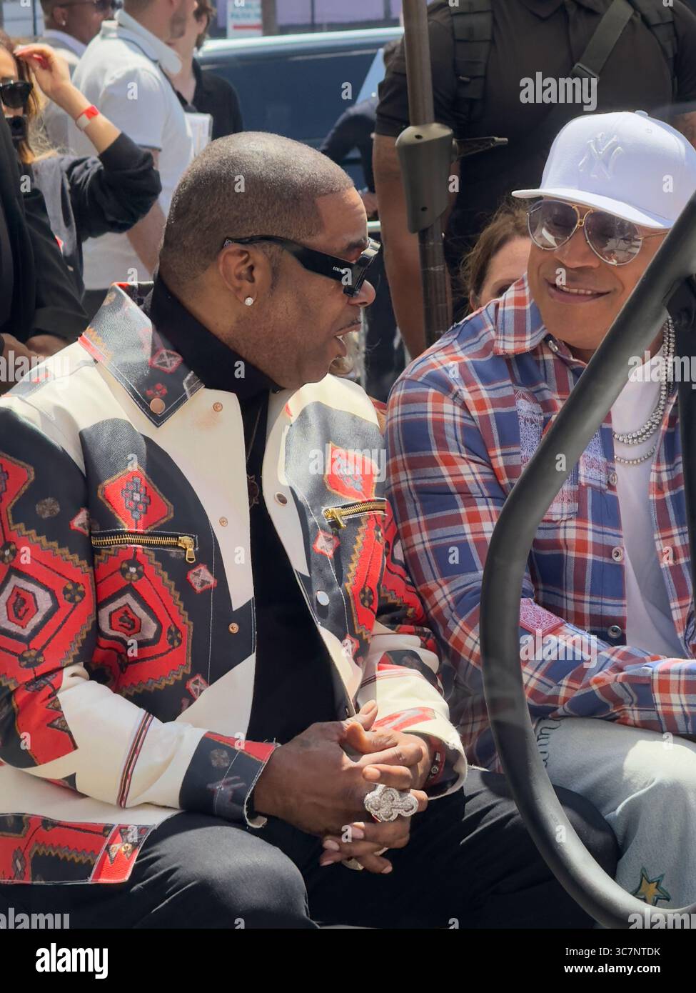 Los Angeles, USA. August 2025. Hollywood, Los Angeles, USA. August 2025. LL Cool J posiert mit Busta Rhymes bei der Hollywood Walk of Fame Star Zeremonie. Quelle: Sharon Graphics/Alamy Live News Stockfoto