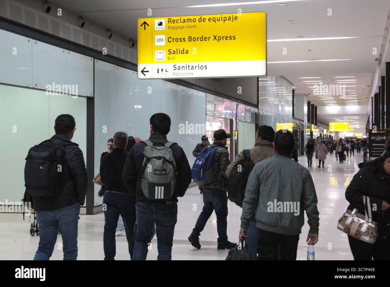 Tijuana, Baja California, Mexiko - 13. März 2025: Überqueren Sie die Xpress CBX, eine Fußgängerbrücke, die den internationalen Flughafen Tijuana verbindet Stockfoto