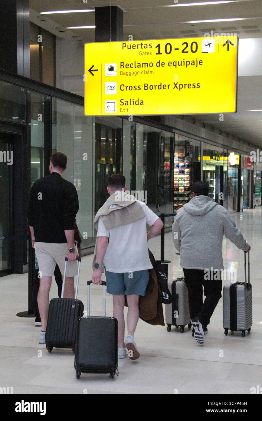 Tijuana, Baja California, Mexiko - 13. März 2025: Überqueren Sie die Xpress CBX, eine Fußgängerbrücke, die den internationalen Flughafen Tijuana verbindet Stockfoto
