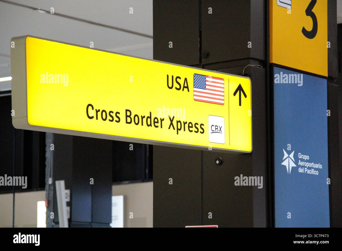 Tijuana, Baja California, Mexiko - 13. März 2025: Überqueren Sie die Xpress CBX, eine Fußgängerbrücke, die den internationalen Flughafen Tijuana verbindet Stockfoto