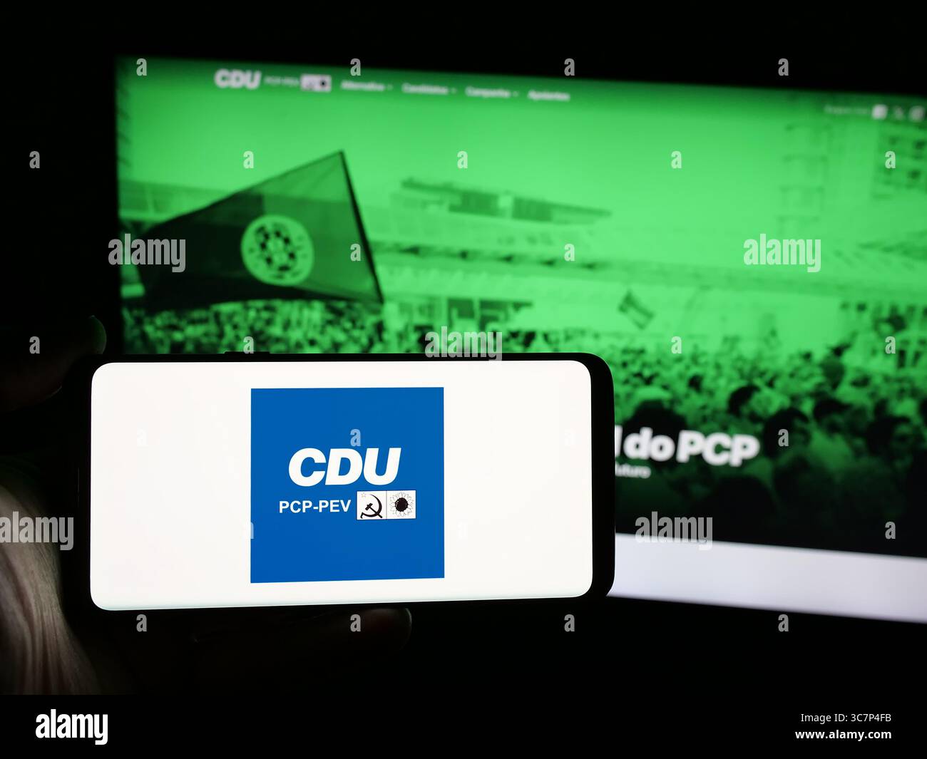 Stuttgart, Deutschland - 18.07.2025: Person mit Smartphone mit Logo von Coligacao Democratica Unitaria (CDU PCP-PEV) auf dem Bildschirm vor der Website. Stockfoto