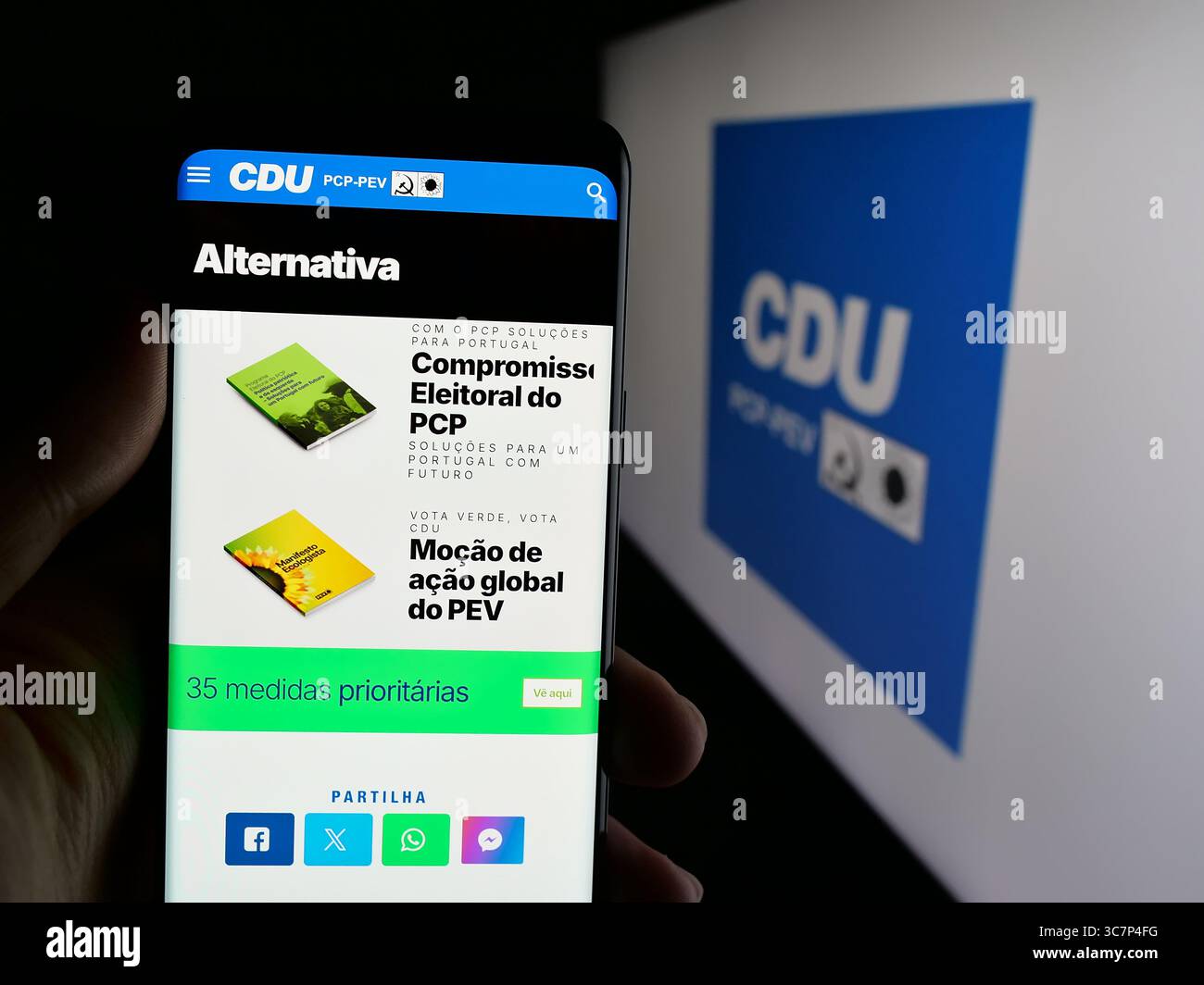 Stuttgart, Deutschland - 18.07.2025: Person, die ein Smartphone hält, mit Webseite der Coligacao Democratica Unitaria (CDU PCP-PEV) auf dem Bildschirm vor dem Logo. Stockfoto